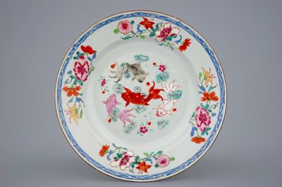 Une assiette en porcelaine de Chine famille rose aux carpes, Yongzheng/Qianlong