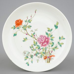 Une assiette en porcelaine de Chine famille rose aux chrysanthèmes, marque et époque de Guangxu — photo 1