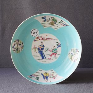 Une assiette en porcelaine de Chine famille rose coquille d'oeuf à fond turquoise, marque et époque de Yongzheng — photo 6