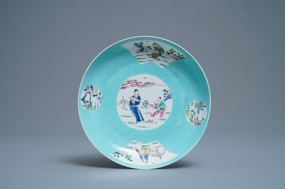 Une assiette en porcelaine de Chine famille rose coquille d'oeuf à fond turquoise, marque et époque de Yongzheng