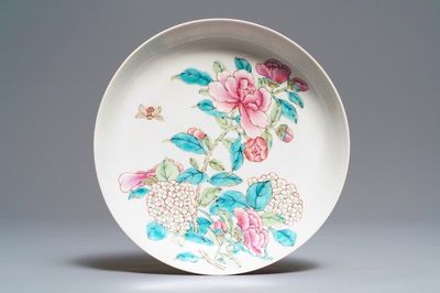Une assiette en porcelaine de Chine famille rose coquille d'oeuf au dos rouge rubis, Yongzheng