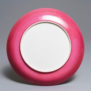 Une assiette en porcelaine de Chine famille rose coquille d'oeuf au dos rouge rubis, Yongzheng — photo 2
