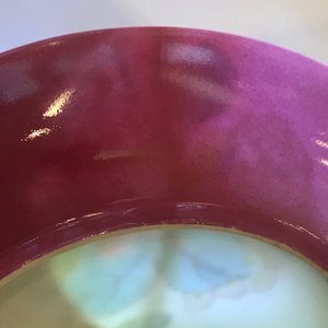 Une assiette en porcelaine de Chine famille rose coquille d'oeuf au dos rouge rubis, Yongzheng — photo 9