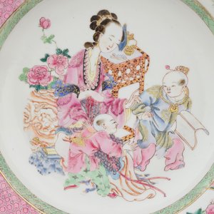 Une assiette en porcelaine de Chine famille rose coquille d'oeuf, Yongzheng, 1723-1735 — photo 2