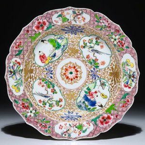 Une assiette en porcelaine de Chine famille rose coquille d'oeuf, Yongzheng — photo 1