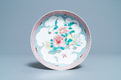 Une assiette en porcelaine de Chine famille rose coquille d'oeuf, Yongzheng