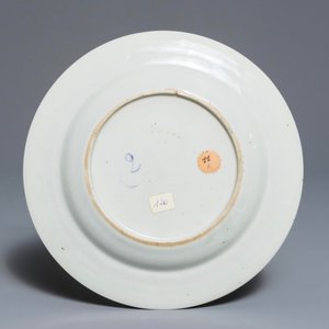 Une assiette en porcelaine de Chine famille rose de style Pronk à décor 'Dames au Parasol', Qianlong — photo 2