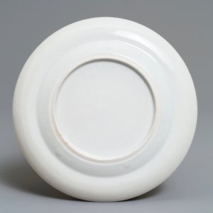 Une assiette en porcelaine de Chine famille rose de type 'Rockefeller', Jiaqing — photo 2