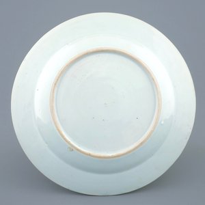 Une assiette en porcelaine de Chine famille rose en style de Meissen, Qianlong, 18ème — photo 2