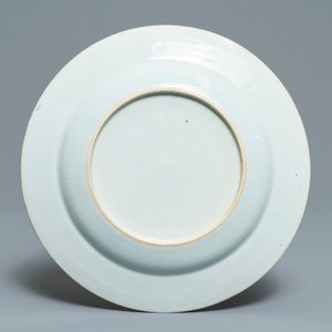 Une assiette en porcelaine de Chine famille rose et bianco sopra bianco, Qianlong — photo 2