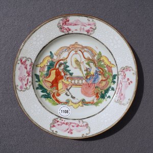 Une assiette en porcelaine de Chine famille rose et bianco sopra bianco, Qianlong — photo 3