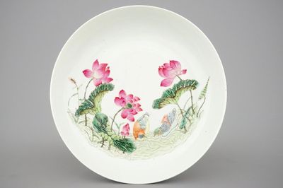 Une assiette en porcelaine de Chine famille rose, marque de Daoguang et prob. d'époque