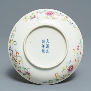 Une assiette en porcelaine de Chine famille rose, marque de Guangxu, 19/20ème — photo 2