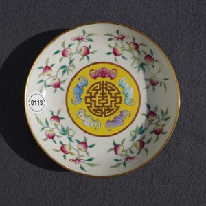 Une assiette en porcelaine de Chine famille rose, marque de Guangxu, 19/20ème — photo 3