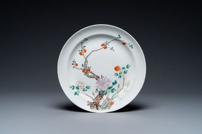 Une assiette en porcelaine de Chine famille rose, marque et époque de Guangxu