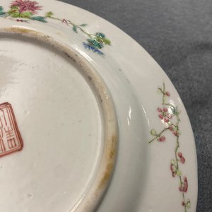 Une assiette en porcelaine de Chine famille rose, marque et époque de Tongzhi — photo 6