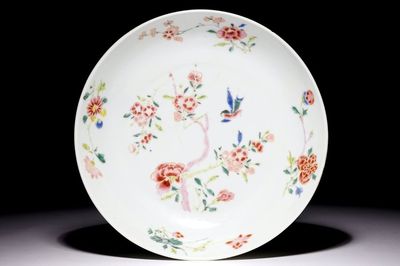 Une assiette en porcelaine de Chine famille rose, marque et période de Yongzheng