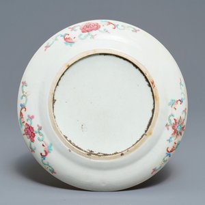 Une assiette en porcelaine de Chine famille rose pour le marché Nyonya, Peranakan ou Straits, 19ème — photo 2