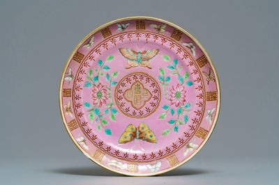 Une assiette en porcelaine de Chine famille rose pour le marché Straits, service de la famille Pan, marque de Guangxu, 19ème