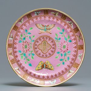 Une assiette en porcelaine de Chine famille rose pour le marché Straits, service de la famille Pan, marque de Guangxu, 19ème — photo 1