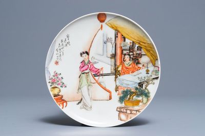 Une assiette en porcelaine de Chine famille rose, République, 20ème