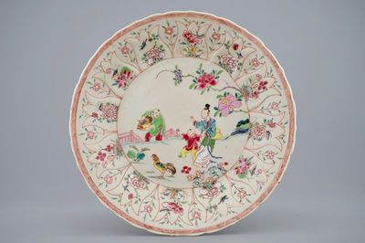 Une assiette en porcelaine de Chine famille rose sur fond beige au “voleur de coq”, Yongzheng, 1723-1735