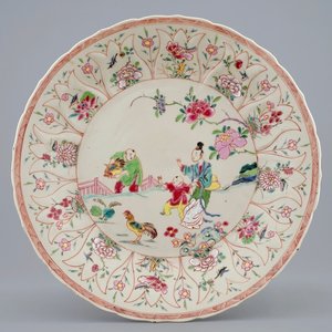 Une assiette en porcelaine de Chine famille rose sur fond beige au “voleur de coq”, Yongzheng, 1723-1735 — photo 1