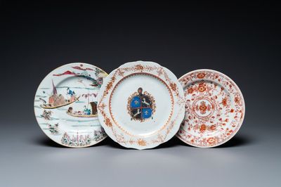 Une assiette en porcelaine de Chine famille rose, une armoriée et une en rouge de fer et doré, Kangxi/Qianlong