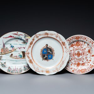 Une assiette en porcelaine de Chine famille rose, une armoriée et une en rouge de fer et doré, Kangxi/Qianlong — photo 1