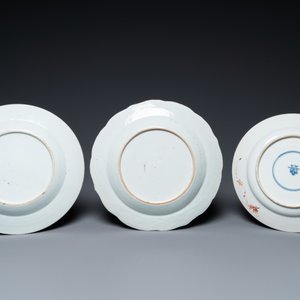 Une assiette en porcelaine de Chine famille rose, une armoriée et une en rouge de fer et doré, Kangxi/Qianlong — photo 3
