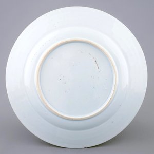 Une assiette en porcelaine de Chine famille rose, Yongzheng, 1723-1735 — photo 2