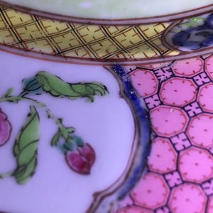 Une assiette en porcelaine de Chine famille rose, Yongzheng — photo 6