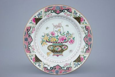 Une assiette en porcelaine de Chine famille rose, Yongzheng/Qianlong