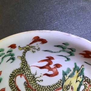 Une assiette en porcelaine de Chine famille verte à décor de dragon et phénix, Kangxi — photo 3