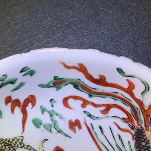 Une assiette en porcelaine de Chine famille verte à décor de dragon et phénix, Kangxi — photo 4