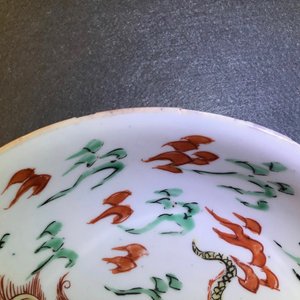 Une assiette en porcelaine de Chine famille verte à décor de dragon et phénix, Kangxi — photo 6