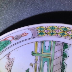 Une assiette en porcelaine de Chine famille verte à décor de femmes et lapins, Kangxi — photo 3