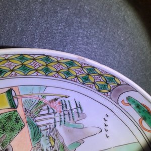 Une assiette en porcelaine de Chine famille verte à décor de femmes et lapins, Kangxi — photo 6