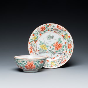 Une assiette en porcelaine de Chine famille verte à décor de grues et un bol aux rinceaux de pivoines, Kangxi — photo 1