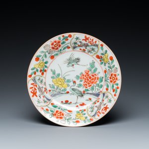 Une assiette en porcelaine de Chine famille verte à décor de grues et un bol aux rinceaux de pivoines, Kangxi — photo 2