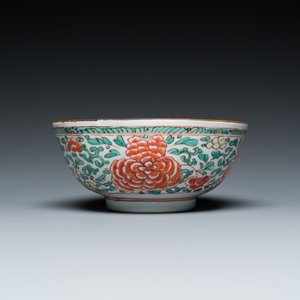 Une assiette en porcelaine de Chine famille verte à décor de grues et un bol aux rinceaux de pivoines, Kangxi — photo 5