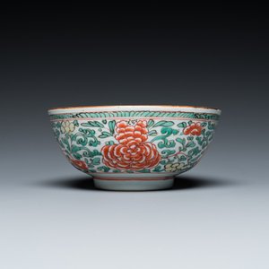 Une assiette en porcelaine de Chine famille verte à décor de grues et un bol aux rinceaux de pivoines, Kangxi — photo 6