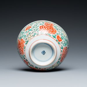 Une assiette en porcelaine de Chine famille verte à décor de grues et un bol aux rinceaux de pivoines, Kangxi — photo 9