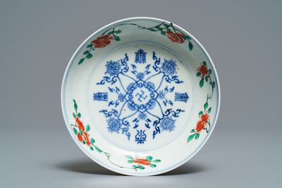 Une assiette en porcelaine de Chine famille verte à décor d'un swastika, 'Shou' et des fleurs de lotus, marque de Chenghua, Kangxi