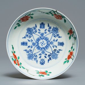 Une assiette en porcelaine de Chine famille verte à décor d'un swastika, 'Shou' et des fleurs de lotus, marque de Chenghua, Kangxi — photo 1