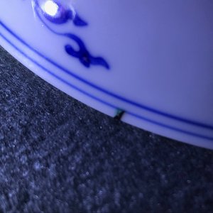 Une assiette en porcelaine de Chine famille verte à décor d'un swastika, 'Shou' et des fleurs de lotus, marque de Chenghua, Kangxi — photo 4