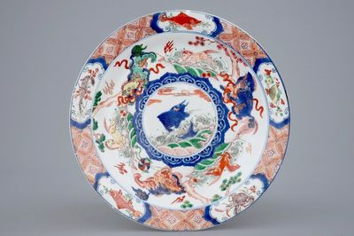 Une assiette en porcelaine de Chine famille verte à décor d'une carpe, Kangxi