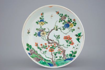Une assiette en porcelaine de Chine famille verte à décor floral, Kangxi