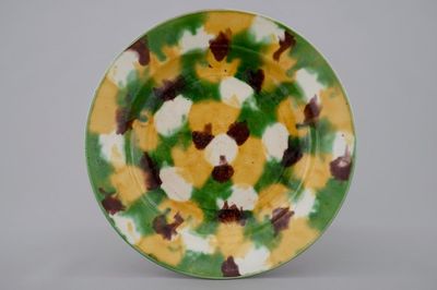 Une assiette en porcelaine de Chine famille verte à décor "oeufs et épinards", Kangxi