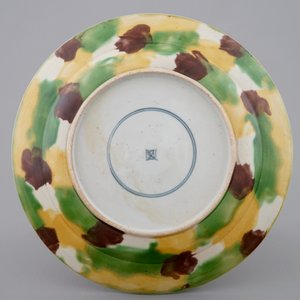 Une assiette en porcelaine de Chine famille verte à décor "oeufs et épinards", Kangxi — photo 2